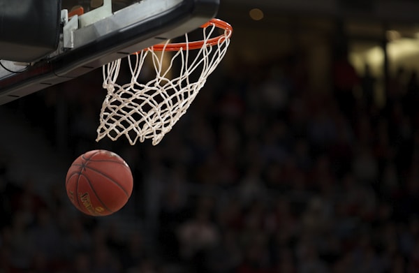 NBA篮球比赛空中扣篮的精彩动作照片，显示球员强大的爆发力